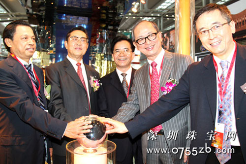 領(lǐng)導(dǎo)和嘉賓共同為翠綠揭幕（從左往右分別為翠綠公司董事長黃炳標(biāo)、國土資源部原部長、中國珠寶玉石首飾行業(yè)協(xié)會會長孫文盛、深圳市黃金珠寶首飾行業(yè)協(xié)會會長許錦池、世界黃金協(xié)會遠(yuǎn)東區(qū)董事總經(jīng)理鄭良豪、世界黃金協(xié)會大中華區(qū)總經(jīng)理王立新）