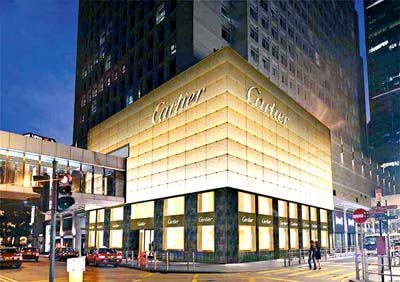 亞洲旗艦店的17米高巨型泛光幕墻，會(huì)隨日夜而調(diào)節(jié)不同光度，展現(xiàn)Cartier獨(dú)特的優(yōu)雅氣質(zhì)。