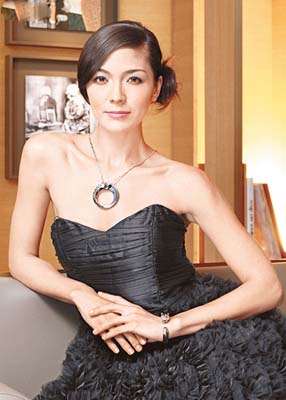 香港旗艦店率先發(fā)售的Panthere de Cartier白金、陶瓷、黑漆斑點(diǎn)、沙佛萊石眼睛吊墜$278,000、手鐲$224,000