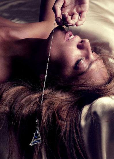 法國版VOGUE年歷 名模全裸秀珠寶