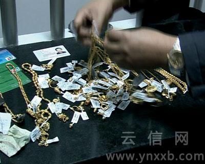 珠寶店蒙面劫匪指認(rèn)現(xiàn)場(組圖)