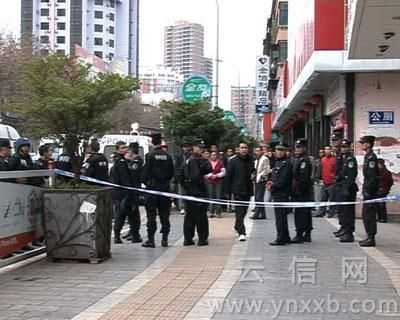 珠寶店蒙面劫匪指認(rèn)現(xiàn)場(組圖)