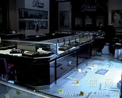 珠寶店蒙面劫匪指認(rèn)現(xiàn)場(組圖)