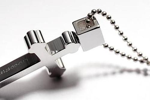 Cypress系列 (歌斐)三葉十字架項(xiàng)鏈側(cè)面