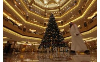 阿聯(lián)酋世界最昂貴圣誕樹 造價千萬掛滿金銀珠寶