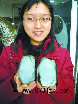 現(xiàn)場切開的賭石