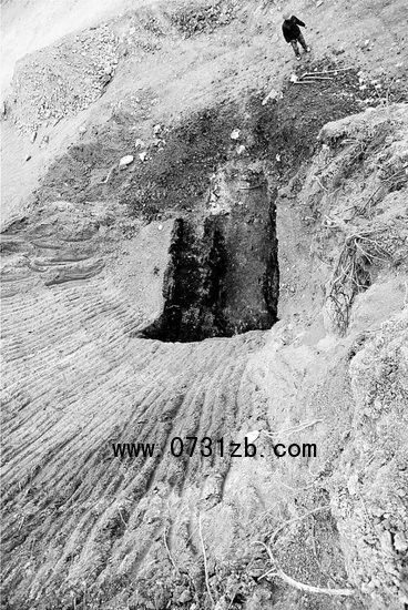 漢中首次發(fā)現(xiàn)土坑積炭墓 出土西漢銅鼎金玉