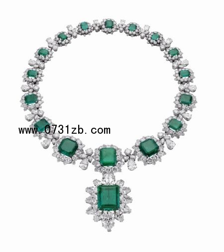 寶格麗歷史回顧展上展出的寶石項(xiàng)鏈