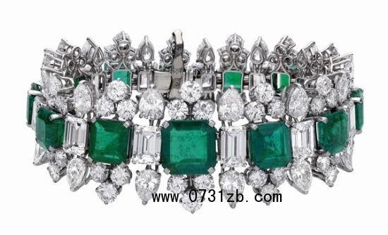 寶格麗歷史回顧展上展出的寶石手鏈