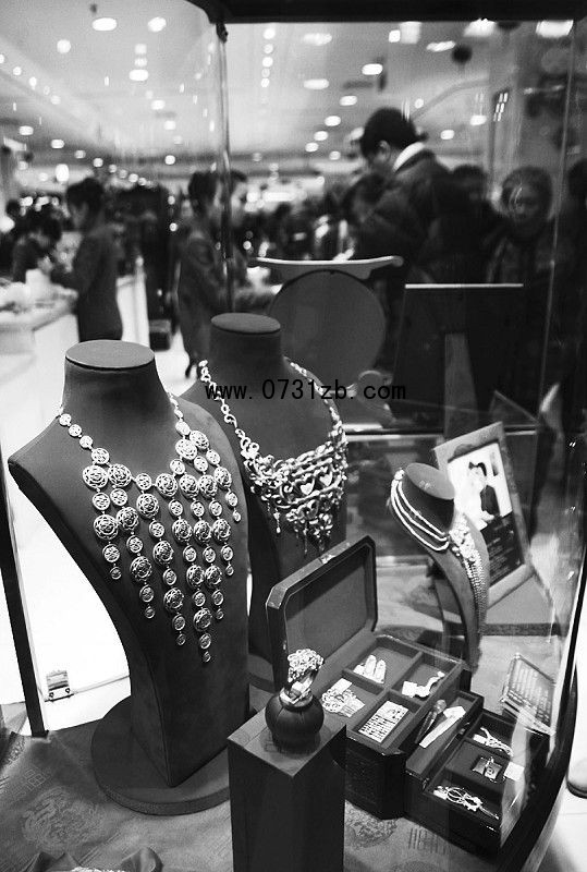 春節(jié)長假期間 黃金、鉑金等金銀珠寶投資類產(chǎn)品旺銷(圖)