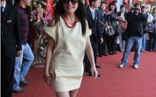 趙薇低調(diào)亮相天雅珠寶城 回應(yīng)無稽丑聞