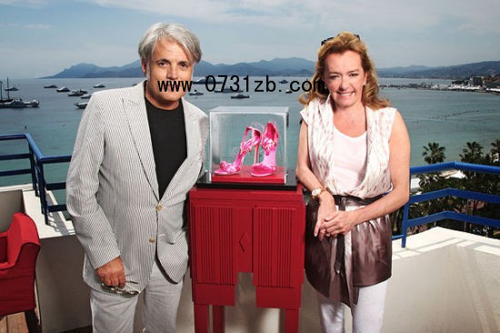 超模演繹14萬美元天價(jià)珠寶鞋