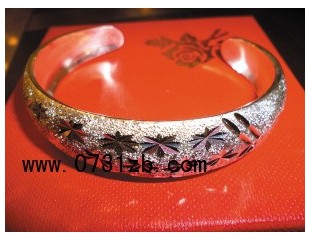 “嘉福珠寶”忽悠人 “千足銀”手鐲不含銀