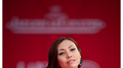 陳潔儀佩戴積家珠寶翻轉(zhuǎn)腕表亮相威尼斯紅毯