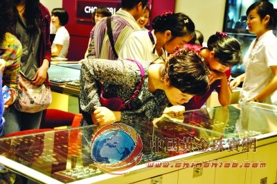 長(zhǎng)假最后一天，市民選購(gòu)黃金飾品。薄云峰 攝