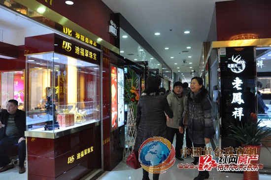 排隊(duì)抽獎(jiǎng)的人潮