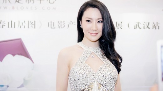 石天琦亮相珠寶活動(dòng) 華美鉆飾點(diǎn)綴性感禮服