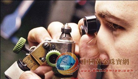 珠寶行業(yè)潛規(guī)則 三包規(guī)定缺失瑕疵產(chǎn)品難退貨