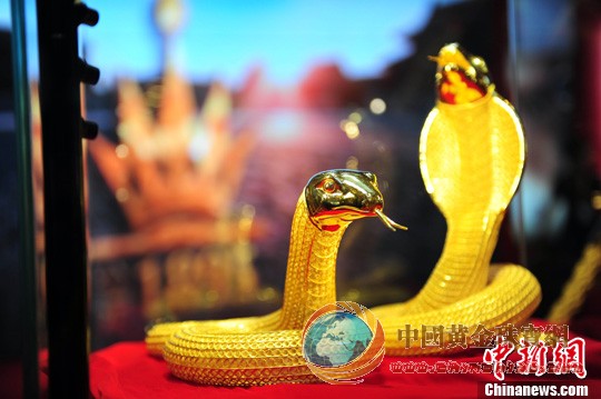 7月27日，一對6公斤重的黃金蛇亮相2012中國沈陽國際珠寶展中新社發(fā) 于海洋 攝