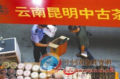 警方在被偷現(xiàn)場(chǎng)調(diào)查取證