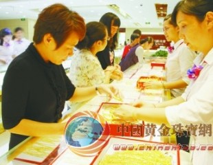 龍?bào)磭H珠寶交易中心 迎來長(zhǎng)假后珠寶采購高峰