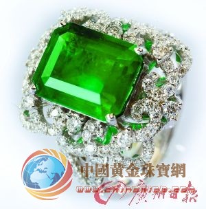 天然祖母綠色澤鮮艷，造假事件也時常發(fā)生。