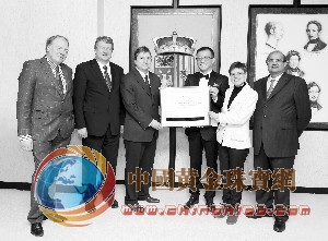 安特衛(wèi)普省政府向通靈珠寶總裁沈東軍頒發(fā)證書