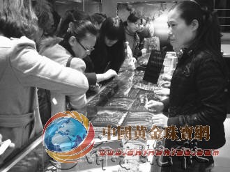 　　黃金飾品的專柜前擠滿了購買者?！”緢笥浾摺●R明　攝