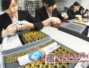 揭開黃金首飾加工的神秘面紗 員工進出須過測量儀