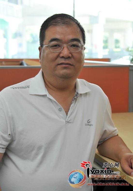 圖為新疆質(zhì)檢院金銀珠寶研究所所長(zhǎng)李新嶺。