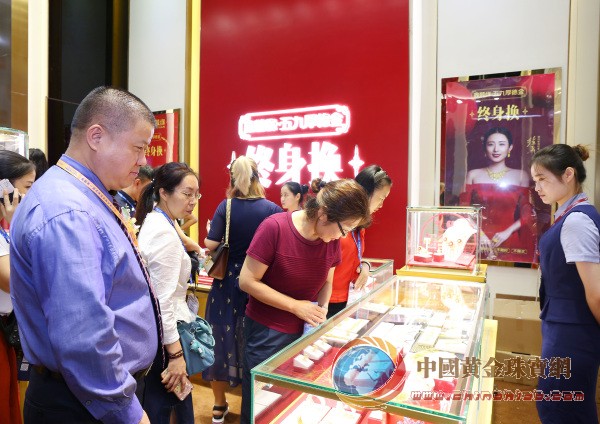 圖片5鑫囍緣五九厚德金終身換項(xiàng)目亮相珠寶展引爆加盟浪潮.jpg