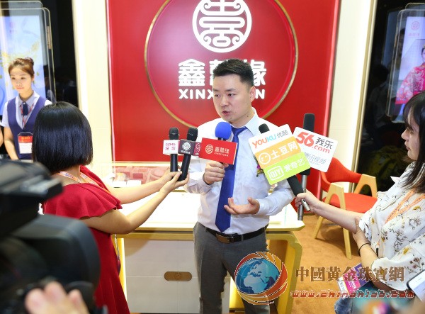 圖片1：德誠集團(tuán)鑫囍緣珠寶常務(wù)副總經(jīng)理邵軍先生接受眾多媒體采訪.jpg