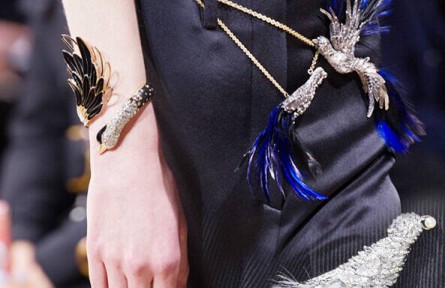 天鵝手鐲飛鳥(niǎo)胸針 Lanvin秀場(chǎng)用傳奇動(dòng)物打造珠寶配飾