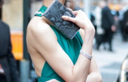 杜鵑亮相Miu Miu秀場 一身祖母綠長裙配高級(jí)珠寶清冷高雅