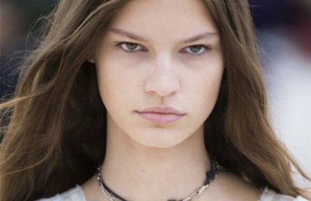 這個(gè)春夏choker熱度不減 個(gè)性珠寶設(shè)計(jì)玩轉(zhuǎn)各大秀場(chǎng)