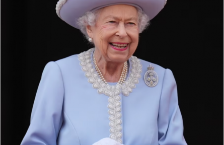 英國(guó)女王登基70周年慶典——那些女王獨(dú)愛(ài)的鉑金胸針