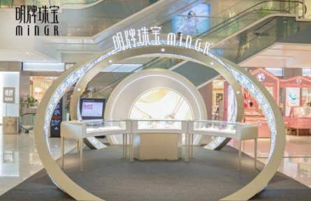 明牌珠寶“時光為證·愛永恒”主題展，2022全新形象空降紹興銀泰
