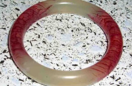 “活寶”口中的血絲玉 佩戴保健兩相宜