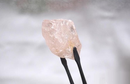 安哥拉開采出300年來全球最大粉鉆，重達(dá)170克拉