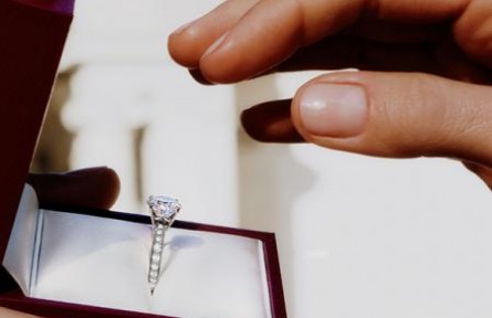 英媒：俄羅斯制裁連鎖效應(yīng)明顯，訂婚鉆戒價(jià)格上漲10%