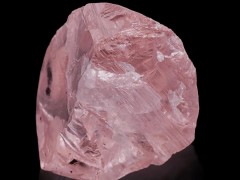 一顆重32.32克拉的粉紅色鉆石原石，1380萬美元（約8800萬人民幣）的成交。