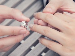 買裸鉆好還是成品好？裸鉆定制和成品鉆戒選哪個(gè)