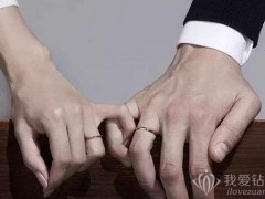 婚戒應(yīng)該戴在哪只手上？不同國家的婚戒戴法