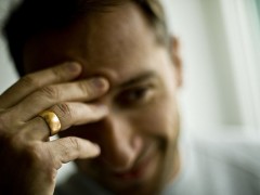 男人十個(gè)手指戴戒指的意義