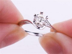 求婚戒指買多大的比較合適？ 普通人買多大的求婚鉆戒