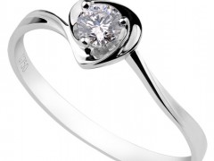 買結(jié)婚鉆戒應(yīng)該選簡單款還是豪華款?