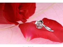 為什么18K金鉆戒會掉色呢？