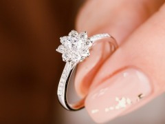 超顯大鉆戒款式！30分鉆戒戴出2克拉鉆戒的效果