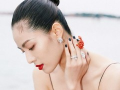 鐘楚曦以佩戴尚美巴黎全新作品亮相電影節(jié)紅毯