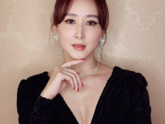 胡靜攜手戴比爾斯珠寶現(xiàn)身2017微博之夜